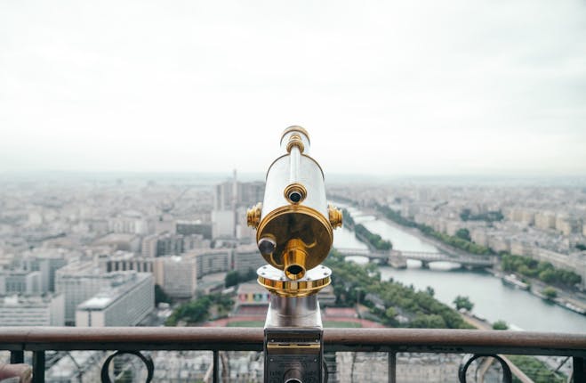 A telescope symbolizes looking forwards and setting goals to change your life.